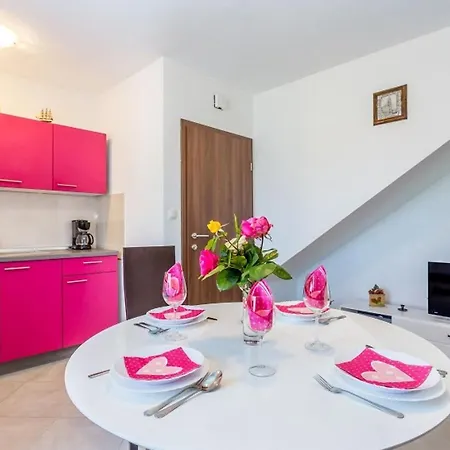 Dvosobni U Kuci S Bazenom, 1 Kat Apartament