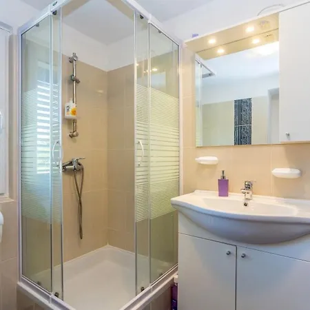 Apartament Dvosobni U Kuci S Bazenom, 1 Kat