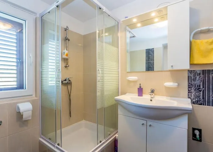 Apartment Dvosobni U Kuci S Bazenom, 1 Kat
