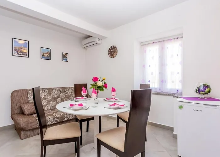 Dvosobni U Kuci S Bazenom, 1 Kat Apartment *