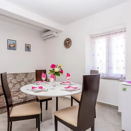 Dvosobni U Kuci S Bazenom, 1 Kat Apartment *